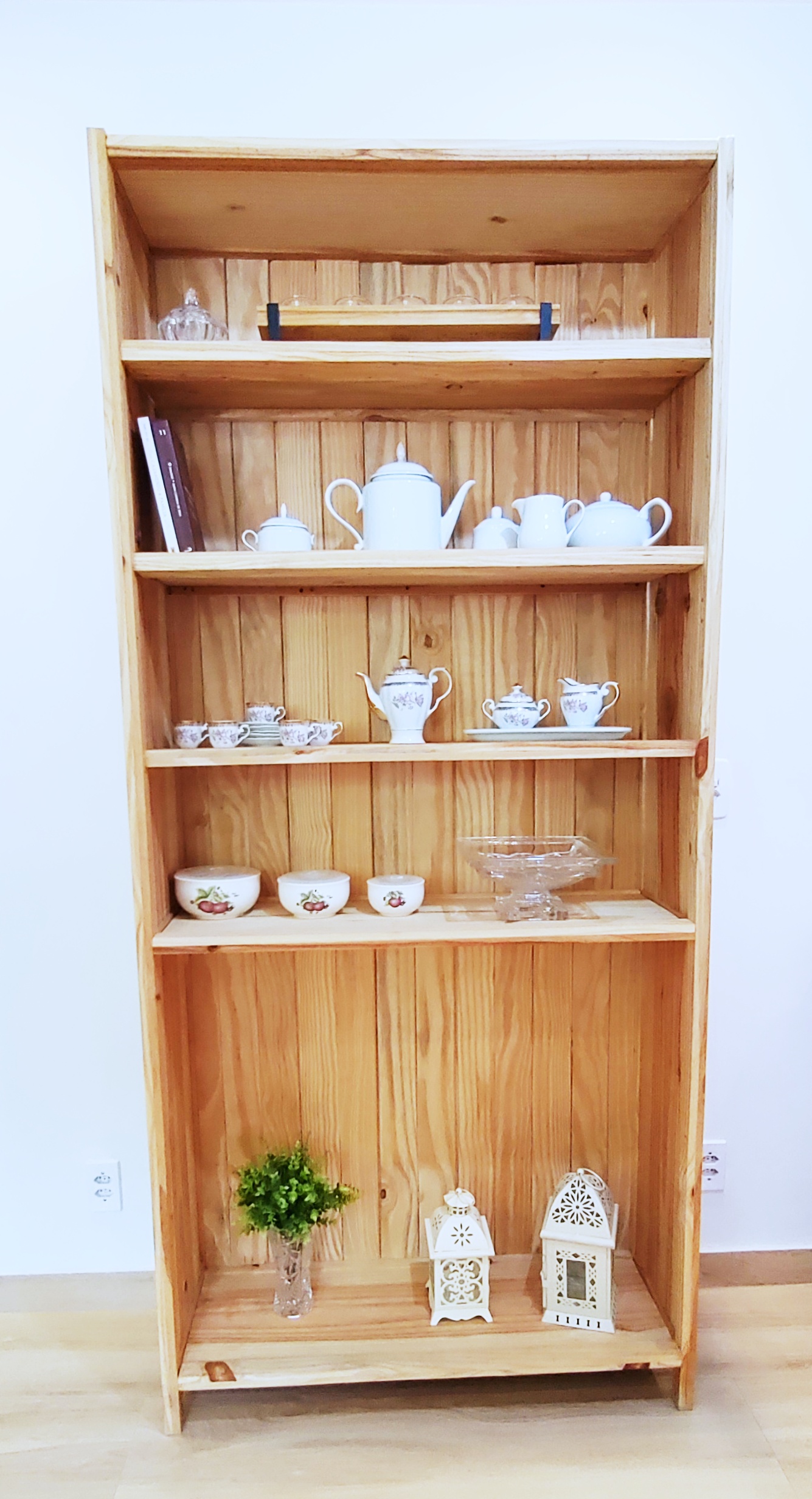 Estante de madeira nova 