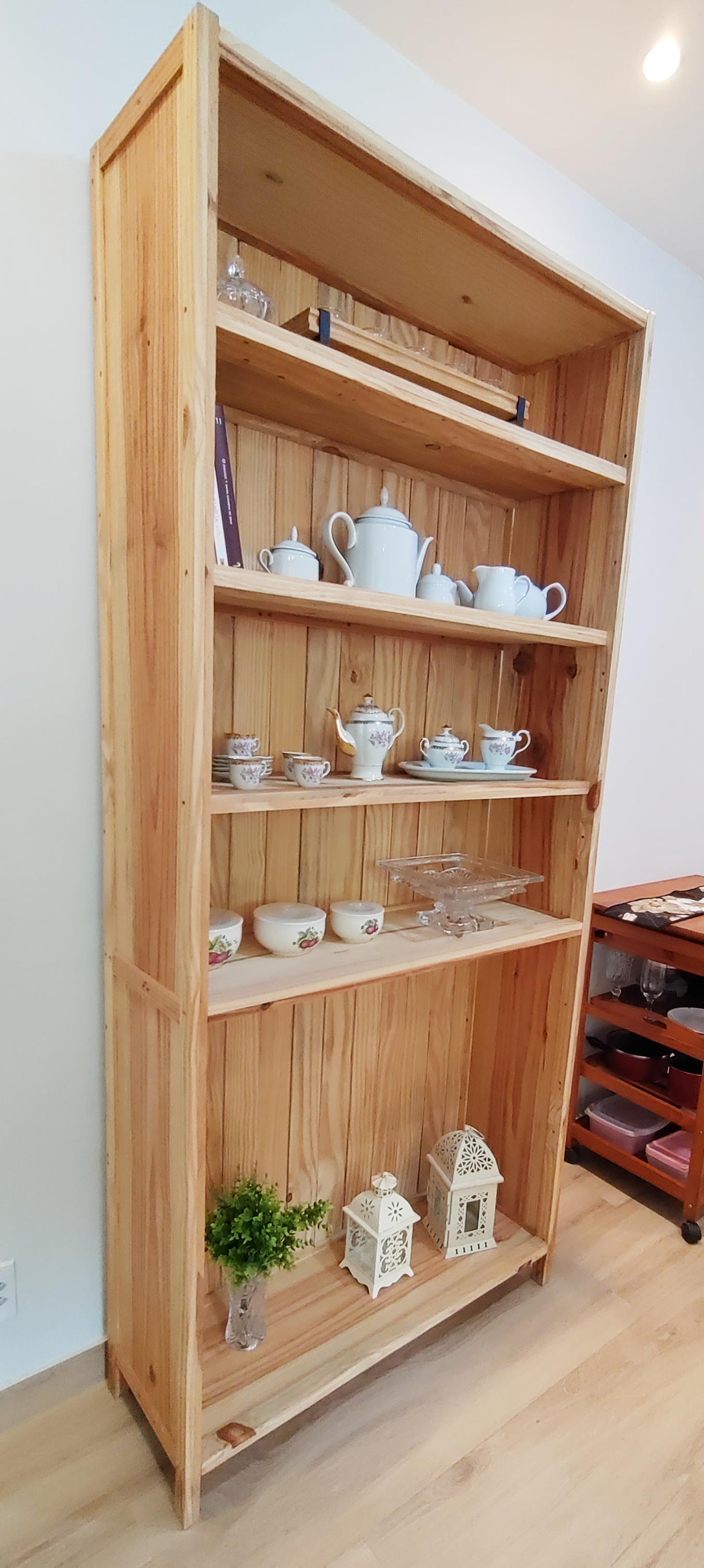 Estante de madeira nova 