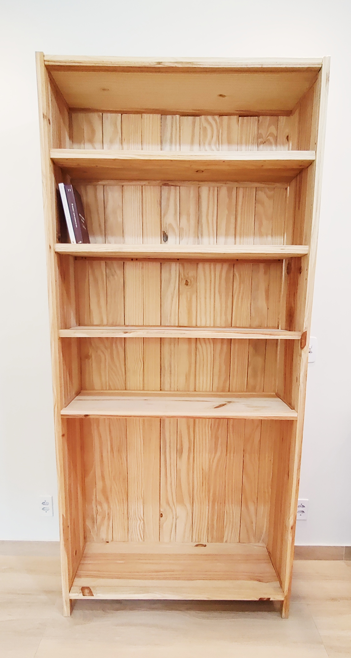 Estante de madeira nova 