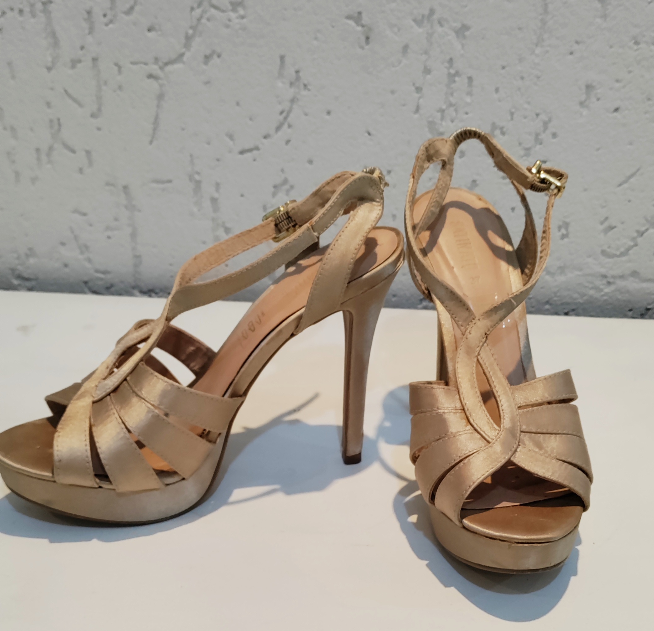 Sandália de festa dourada